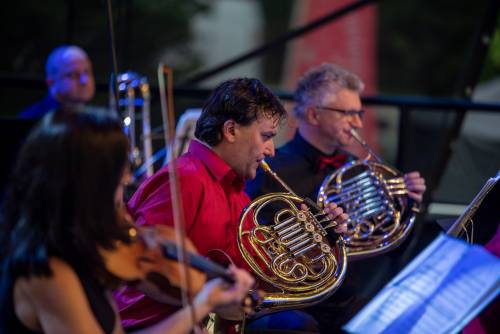 Zdjęcie przedstawia koncert Orkiestry Miasta Pruszcz Gdański w dziewiąty weekend Faktorii Kultury